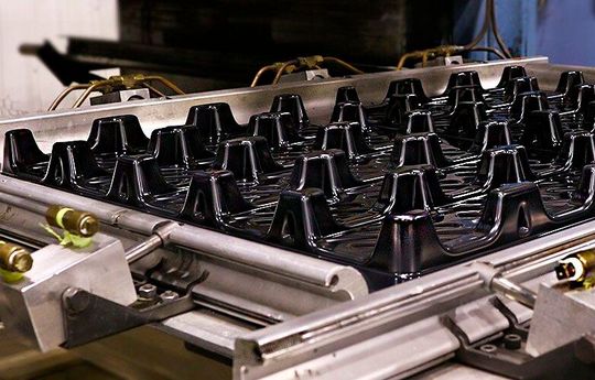 Hier wird eine Art Palette aus Kunststoff per Thermoformen (Vakuumverformung oder auch Tiefziehen) bei der entsprechenden Sparte von New England Plastics in den USA gefertigt. Diese Sparte, die sich auf sogenannte Liner spezialisiert hat, gehört nun zu Ringmetall ...(Bild:  New England Plastics)
