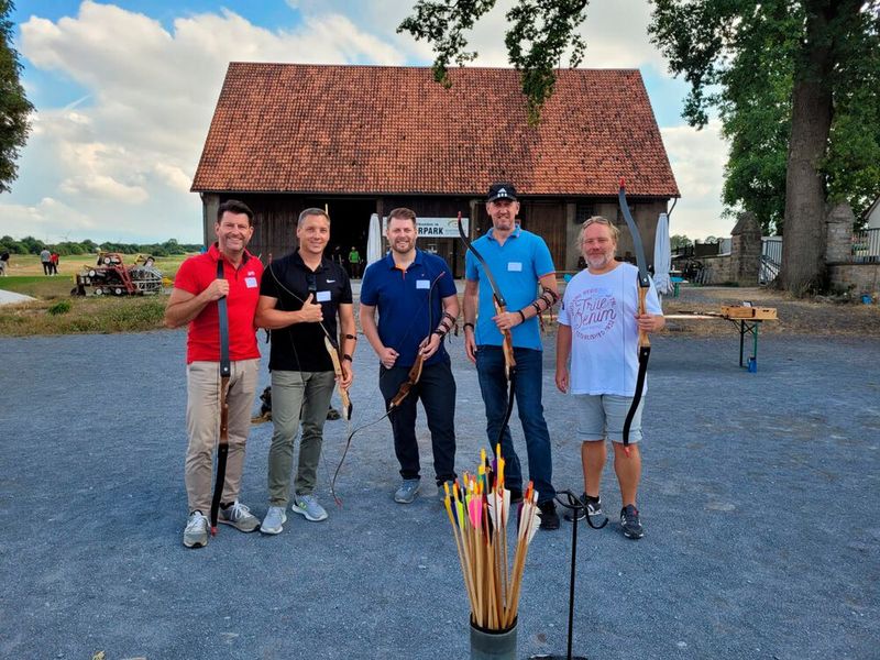 Männertrupp beim Männersport (Bild: Westcon-Comstor)