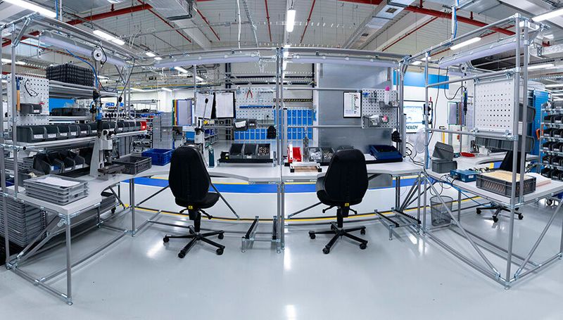 BeeWaTec Arbeitsplatzsysteme mit Materialbereitstellung in einer Produktionsumgebung. Arbeitsplätze werden für Ihre Bedürfnisse bei uns geplant und ausgestattet.(Bild:  BeeWaTec AG)