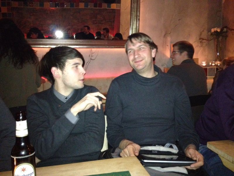 Interne Weihnachtsfeier von PROCESS, LABORPRAXIS, PROCESS Worldwide, Bulk Solids Handling und Schüttgut vom 05.12.2012   Tisch 4 mit Tobi (links) und Marcel „Grinch“ Droettboom. Weitere exklusive Bilder zur Vogel Weihnachtsfeier finden Sie auf unserer Facebook-Fanpage. Jetzt reinschauen und Fan werden. Wir freuen uns über jeden Like. (Bild: PROCESS)