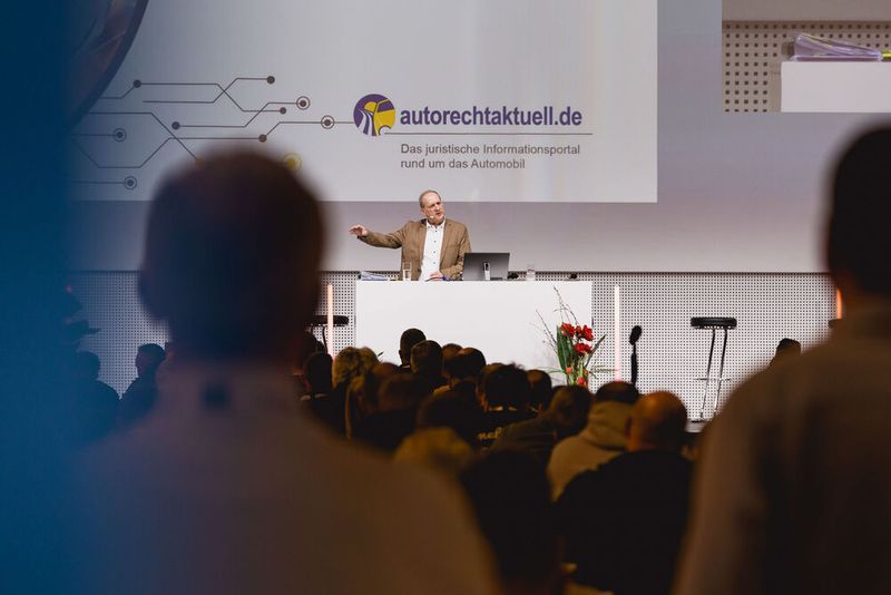 Jochen Pamer, der auch Mit-Moderator des Forums war, hielt der BGH-Theorie aktuelle Fälle entgegen.  (Bild: Stefan Bausewein)