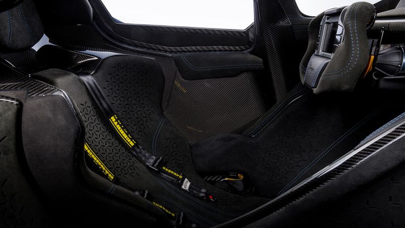 Carbon, Leder und Alcantara prägen den Innenraum. (Bild: Praga)