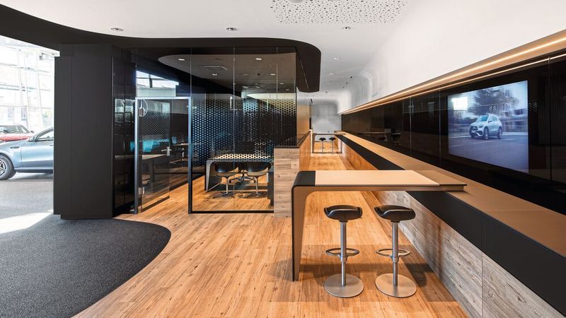 Das Mercedes-Autohaus hat mit den Umbauten die Digitalisierung in den Schauraum gebracht. (Bild: Kunzmann)