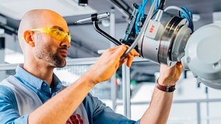 Dpa meldet, dass das für seine Robotersysteme bekannte Unternehmen ABB sein Wachstum im zweiten Quartal 2021 noch steigern konnte. Im Vergleich zur Vorjahresperiode stieg der Umsatz demnach um rund 21 Prozent. (Bild: ABB)