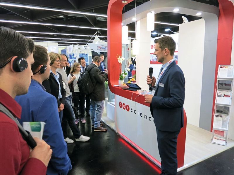 Dr.-Ing. Tobias Tröger, Head of R&D bei Corscience zeigte Anhand vieler Beispiele das Potenzial von smarter Elektronik: „Künftig werden für die Messung, Verarbeitung, Analyse und Übertragung von Vitalparametern wie EKG, SpO2, CO2, etc immer häufiger Wearables zum Einsatz kommen. Dadurch ergeben sich bereits heute Auswirkungen auf die Entwicklung neuer portabler Vitalparametersensoren. Verstärkt treten dabei nicht-funktionale Anforderungen wie Miniaturisierung und Energieeffizienz in den Vordergrund.“ (Reinhardt / Devicemed)