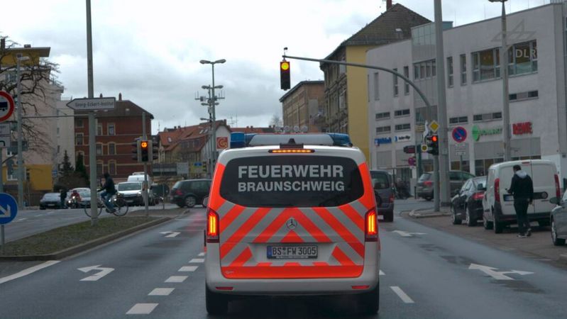 Das DLR-Projekt Sirene hat Rettungsfahrzeugen in Braunschweig die Möglichkeit verschafft, Ampel auf grün zu schalten.