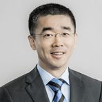Titel, Name: Zhengrong Liu  Geburtsjahr: 1968 in Shanghai, China  Funktion: Mitglied des Vorstands, Chief Executive Officer (CEO), Vorsitzender Executive Committee Clariant international AG  Firma: Beiersdorf   Ausbildung:  Studium der Pädagogik/Politikwissenschaften und Anglistik in Shanghai (China) und Köln Berufliche Laufbahn:  1998 - 2001: Leiter Human Resources, Bayer Group, China 2002: Stellvertretender Geschäftsführer, Bayer (China) Ltd.  2002 - 2004: Regional Vice President Human Resources, Bayer Polymers Asia Pacific 2004 - 2013: Group Senior Vice President Human Resources and Services, Lanxess AG  Sept. 2013 - Juni 2014: Corporate Senior Vice President Human Resources and Services Seit Juli 2014: Mitglied des Vorstands  (Bild: Beiersdorf)
