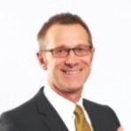 Titel, Name: Rolf Najork Geburtsjahr, -ort: 1962 Funktion: Mitglied der Geschäftsleitung Firma: Heraeus Holding GmbH  Ausbildung: Maschinenbau-Studium an der Technischen Universität Aachen  Abschluss: Diplom   Berufliche Laufbahn: 1991 Bereichsleiter RWD Getriebe und Elektronische Steuerungen bei der Ford Werke AG 2001 Executive Vice President Engineering bei Getrag Ford Transmissions  2003 Geschäftsführer der Entwicklung  2007 Leiter der Gesamtentwicklung bei Getrag, verantwortlich für die weltweiten R&D-Aktivitäten 2010 Leiter der Entwicklung Getriebe-Systeme und E-Drive bei der Schaeffler Gruppe 2011 Leiter des Geschäftsbereichs E-Mobility, Mechatronik und R&D Getriebe bei der Schaeffler Technologies AG & Co. KG  2013 Mitglied der Geschäftsführung der Heraeus Holding GmbH  (Bild: Heraeus)