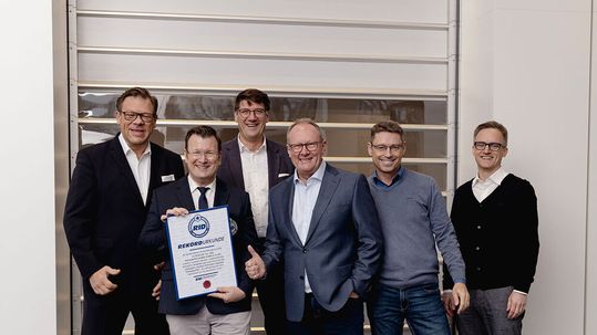 Auszeichnung für das Efaflex-Team und seinen Weltrekord: Das Schnelllauftor EFA-SRT Flex öffnet sich mit einer Geschwindigkeit von über 5 Metern pro Sekunde.(Bild:  Efaflex)