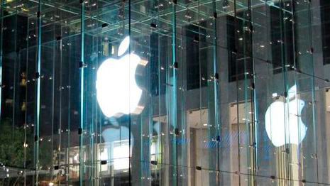 Gibt es in einigen Jahren nun doch Autos im Apple-Store? Derzeit wird dieses Szenario wieder wahrscheinlicher.(Bild:  the fifth avenue apple store /Synthesis Studios / CC BY-SA 2.0)