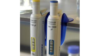 Der Pipettenhalter haftet an jeder Oberfläche. (Archiv: Vogel Business Media)