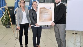 Ausgezeichnet als Bundesleistungszentrum: (v. li.) Andrea  Zeus, Vorsitzende World Skills Germany und ZDK-Referentin, Gabriela Msuya, Geschäftsführerin des Hauses des Kfz-Gewerbesn in Dresden, und Peter Hesse, Leiter der Bildungsstätte.  (Bild: Zietz/»kfz-betrieb«)