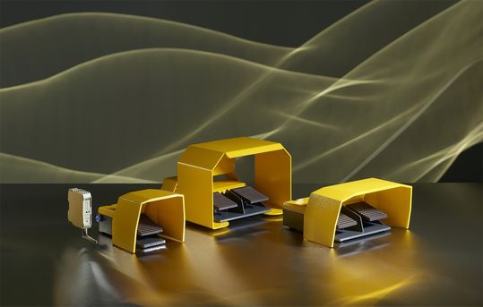 With wireless footswitches, there are no cables lying on the floor that could be run over by industrial trucks.(Source:  Steute Controltec)