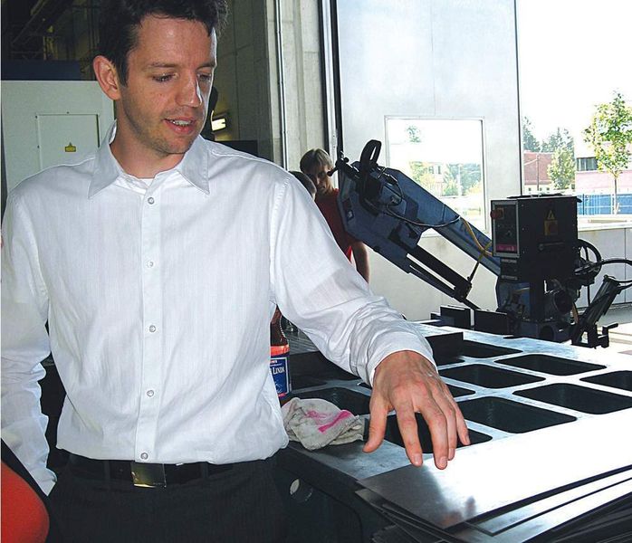 Dipl.-Ing. Robert Veit, Assistent und rechte Hand von Prof. Kolleck, erläutert die unterschiedlichen Werkstoffe, mit denen am Institut für Werkzeugtechnik und spanlose Produktion praxisnahe Versuche gefahren werden. Bilder: Kuhn (Archiv: Vogel Business Media)
