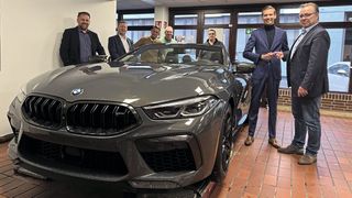 Fahrzeugübergabe:  Maximilian Kayser (Geschäftsführer BMW Freese-Gruppe) überreicht Jens Schlange (Geschäftsführer Kreishandwerkerschaft Oldenburg) den Schlüssel des BMW M8 Cabriolets in Anwesenheit von Marinko Milesic (Aftersales Gebietsleiter BMW), Henning zur Horst (Prokurist BMW Freese-Gruppe), Boris Jersch (Kreishandwerksmeister), Dirk Wellmann (Obermeister Kraftfahrzeug-Innung Oldenburg) und Thorsten Wawrzinek (Ausbilder Fachbereich Fahrzeugtechnik). (Bild: Kreishandwerkerschaft Oldenburg)