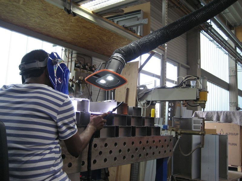 Mit dem Maxi Fil bietet die Kemper GmbH ein Schweißrauch-Filtergerät mit Punktabsaugung für mittleres Schweißaufkommen. Im Lesertest sind die Schweißer der Laslo GmbH mit der Absaugleistung sehr zufrieden. (Bild: Laslo)