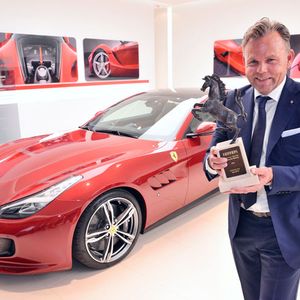 Geschäftsführer Klaus Kordt freut sich sichtlich auf das neue Modell.(Foto:  Maranello Motors)