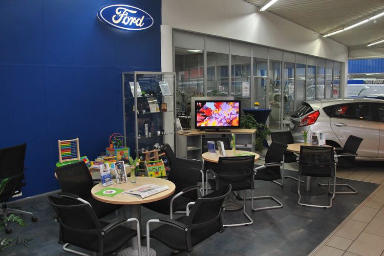 Die Kunden können in der Wartezone kostenlos im Internet surfen. (Foto: Michel)