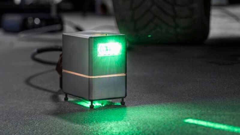 Mit 7 mal 7 mal 5 Zentimetern kann der Projektor in jeden Auto-Schweller eingebaut werden und eine Projektionsfläche von 100 mal 30 Zentimetern abdecken.(Bild:  Fraunhofer IOF)