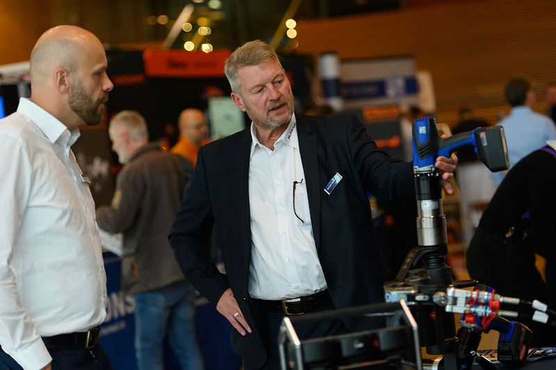 Der rege Fachaustausch überzeugt jedes Mal aufs Neue Teilnehmer und Aussteller der Schraubtec. (Bild: Stefan Stark/VCG)