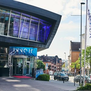 Die InnoIT der Dierck Group ist DIE IT-Trends- und Produkt-Messe des „echten Nordens“. In der Wunderino Arena in Kiel trafen sich Hersteller, Keynote-Speaker und über 340 Gäste. (Bild: Dierck Group/fabianfruehling.de)