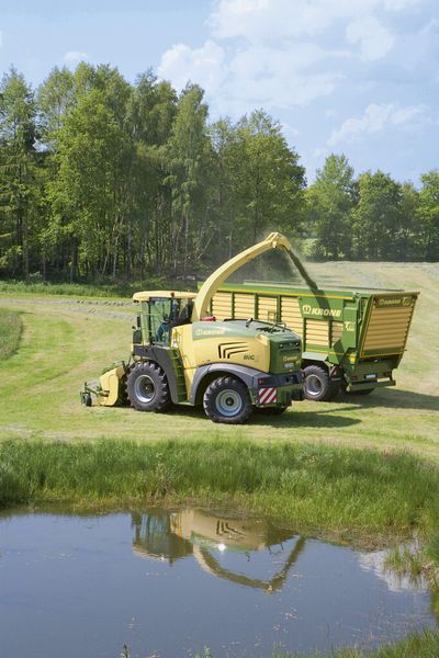 Bei den Gras- und Maiserntemaschinen der Firma Krone sind zur Leistungsverzweigung robuste geradverzahnte Kegelräder im Einsatz. (Bild: Krone)