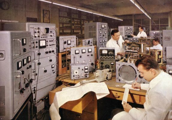 Entwicklungslabor von Rohde & Schwarz 1963: Der Abgleich eines Mischkopfes im Prüffeld. Die Frequenzmessanlagen gestatten die quarzgenaue Einstellung jeder gewünschten Frequenz. (Bild: Rohde & Schwarz)