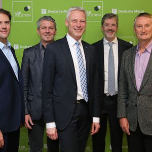Fachpressetag der Labvolution mit dem Life Science-Event Biotechnica am 23. November 2016 in Stuttgart (v.l.) : Dr. Simon Bungers, Sprecher des Projekts Samrtlab sowie Gründer und CEO der Labfolder, Dr. Joachim Venus, Koordinator des Forschungsprogramms „Stoffliche und energetische Nutzung von Biomasse“ am Leibniz-Institut für Agrartechnik,  Dr. Andreas Gruchow, Mitglied des Vorstandes der Deutschen Messe, Dr. Peter Quick, Vorstandsmitglied der Fachabteilung Life Science Research im VDGH sowie Geschäftsführer von Promega, sowie Ken Browne, Geschäftsführer Selectbio