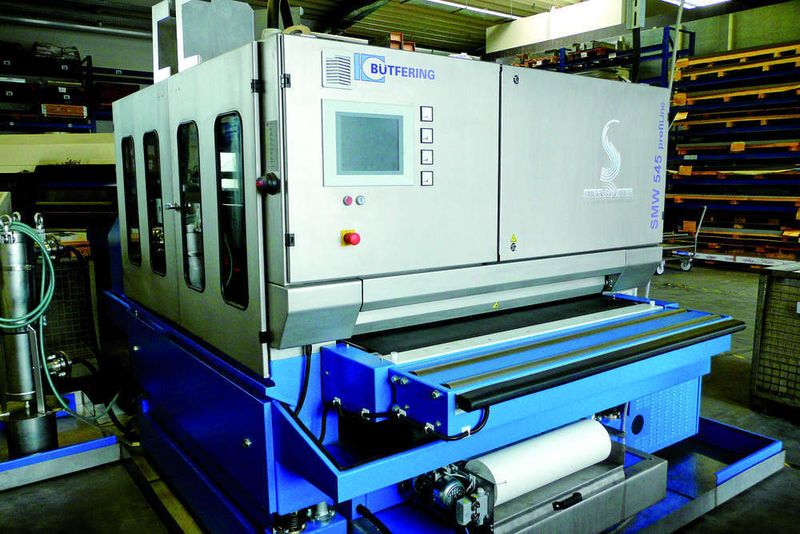 Bei den anspruchsvollen Blechteilen, die Eberlein herstellt, kommt es immer auch auf eine besondere Oberflächenqualität an. Dafür wurde in Langenzenn vor kurzem auch in eine Bütfering-Steelmaster-Nassschleifmaschine SMW 545 investiert, die den Platinen den letzten Schliff verpasst. (Archiv: Vogel Business Media)