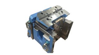 Der Niederhalterschieber Pmon mit kundenspezifischen Bearbeitungen. (Strack)