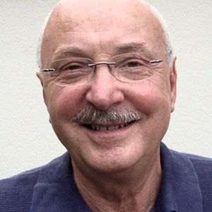 Keynote: „Asymmetrie und Peakverbreiterung außerhalb der Säulenpackung“  Prof. Dr. Thomas Welsch, Universität Ulm  1. Was macht Ihren Vortrag so wichtig für HPLC-Anwender? Außerhalb der Trennsäulenpackung verursachte Peakverbreiterung und Asymmetrie tragen besonders in der UHPLC zur Verschlechterung der Trennqualität, Auflösung und Quantifizierung bei. Selbst die Retentionreihenfolge kann durch unterschiedliche Vorsäulenvolumina – auch Dwellvolumina genannt – verändert sein. Die Erkennung und Minimierung dieser Beiträge sind deshalb für die Entwicklung, Optimierung und Anwendung einer robusten chromatographischen Methode von großer Bedeutung.  2. Was sind die wichtigsten Aspekte Ihres Vortrags?     -Ursachen und negative Auswirkung von Außersäuleneffekten   -Aufspüren „versteckter“ Volumina in einer HPLC-Apparatur   -Kriterien bei der Auswahl von Dosiervolumen, Probelösungsmittel, Vorsäulen, Verbindungskapillaren, Detektoren und Temperatur für eine optimale Trennqualität mit einer gegebenen Säule     3. Was lernen die Anwender durch Ihren Vortrag?  Die Teilnehmer lernen, Außersäulenbeiträge aus dem Chromatogramm zu erkennen und die Ursachen von Außersäuleneffekten zu beseitigen oder zumindest zu minimieren. Außerdem erhalten sie Kriterien zur bestmöglichen Auswahl geeigneter apparativer Komponenten und zur Optimierung der Trennung. Insgesamt soll es den Teilnehmern erleichtert werden, die besten Trennsäulendimensionen hinsichtlich ihrer Problemstellung und vorhandener (U)HPLC-Apparatur zu finden.   Jetzt für den Praxistag HPLC 2022 anmelden (Bild:  Welsch)