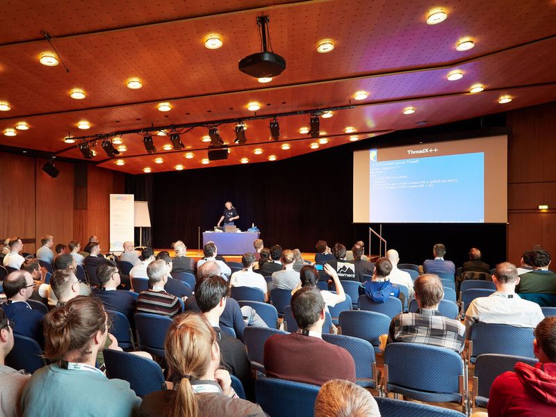 Gut besucht: Vor allem die Vorträge, die sich um KI-Agenten als Assistenten in der Code-Generierung drehten, zogen viele Teilnehmer an. Bei den Seminaren war vor allem der Informationsbedarf rund um den Cyber Resilience Act besonders hoch. (Bild: Nicolas Det)