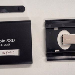 Hinter dieser vermeintlichen SSD, die bei CBL für eine Datenrettung eingegangen ist, verbirgt sich ein billiger USB-Stick. (Bild: CBL)