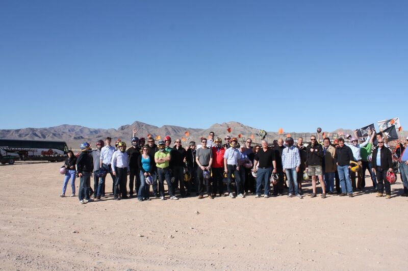 Gruppenfoto der HP-Partner, die an der Wüsten-Buggytour teilnahmen. (ITBN)