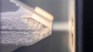 Bei der Beschichtung mittels Aerosol Deposition werden Materialpartikel mithilfe eines Trägergases beschleunigt und auf das Substrat aufgebracht. (W. Hartmann / Heraeus)