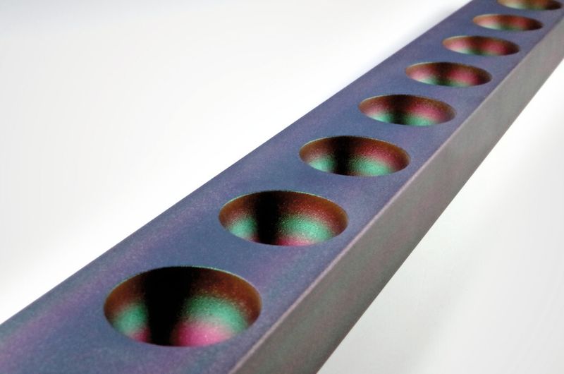 Bild 3: Antihafteigenschaften reduzieren Reinigungs- und Wartungskosten von Anlagenkomponenten der Lebensmittelindustrie. Mit einer DLC-Beschichtung sind diese Effekte nachhaltig. (Bild: Surcoatec)