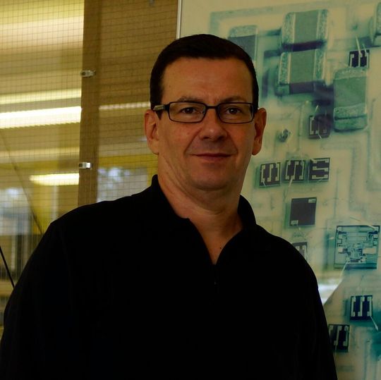Prof. Dr.-Ing. Felix Müller-Gliesmann, Hochschule Mannheim: „Mein Vortrag zeigt Zusammenhänge zwischen dem Design, dem Lagenaufbau und den Einfluss auf die Entstehung von Fehlern.“ Prof. Dr.-Ing. Felix Müller-Gliesmann, Hochschule Mannheim: „Mein Vortrag zeigt Zusammenhänge zwischen dem Design, dem Lagenaufbau und den Einfluss auf die Entstehung von Fehlern.“