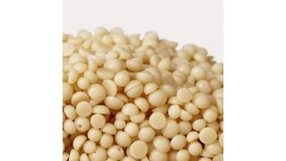 Aktiplast PP-veg, ein als Granulat angebotener Verarbeitungswirkstoff für Polymermischungen, lässt sich für die Herstellung von Reifen sowie technischer Gummiartikel aller Art einsetzen.  (Lanxess)