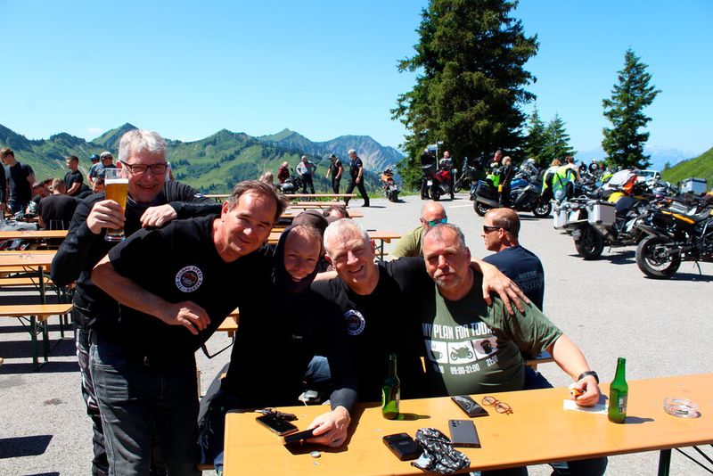 Kleine Erfrischung auf dem Berg: (v. l.) Hans-Martin Ossig, Werner Nieberle, Henning Meyer, Othmar Noe und Andreas Braumann (Bild: Vogel IT-Medien GmbH et al.)