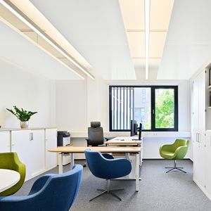 Raum für konzentrierte Arbeit und individuellen Austausch: Insgesamt bietet das Gebäude Platz für über 40 neue Arbeitsplätze.(Bild:  © ALHO | Markus Steur)