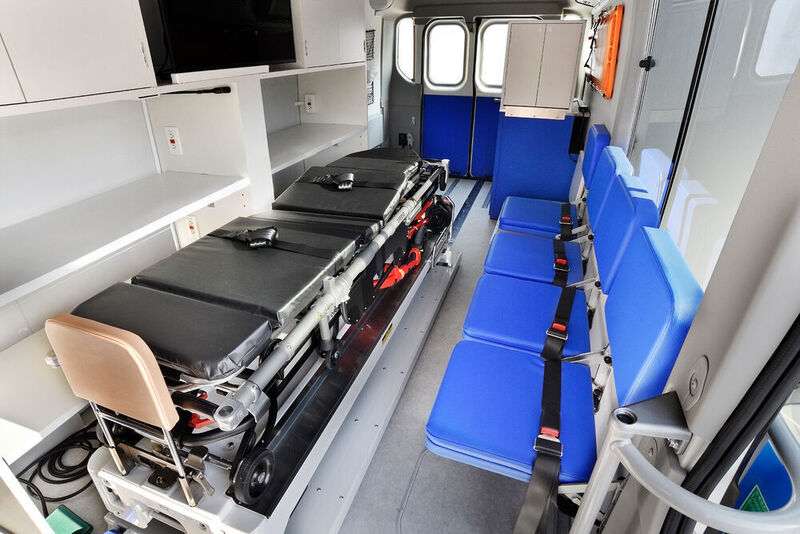 Der Innenraum des FCEV mobile Klinik: Über zahlreiche Steckdosen kann das Fahrzeug eine Vielzahl elektrischer Geräte mit Strom versorgen.  (Toyota)