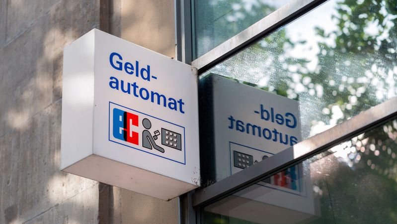 Die Girocard soll neue Funktionen bekommen und damit Mastercard, Paypal und Co. Konkurrenz machen.(Bild: ©  Chris Redan - stock.adobe.com)