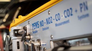 Ein Vorschlag für die neue Euro-7-Norm soll erst 2021 vorgelegt werden, doch gibt es bereits heftige Kritik der Autoindustrie an Vorstudien.  (Bild: Daimler)