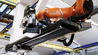 Den goldenen «vector award» erhielten die Augsburger Robotik-Systemspezialisten der Kuka Systems GmbH. Mit einer speziellen Variante der Energiezuführung E6 von Igus ausgestattet, be- und entlädt dieses System blitzschnell riesige Pressen. (Bild: Igus)