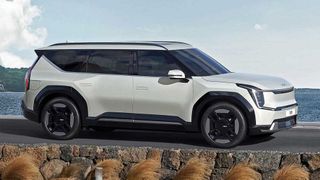Der Kia EV9 ist deutlich kantiger als sein kleiner Bruder EV 6. (Bild: Kia)