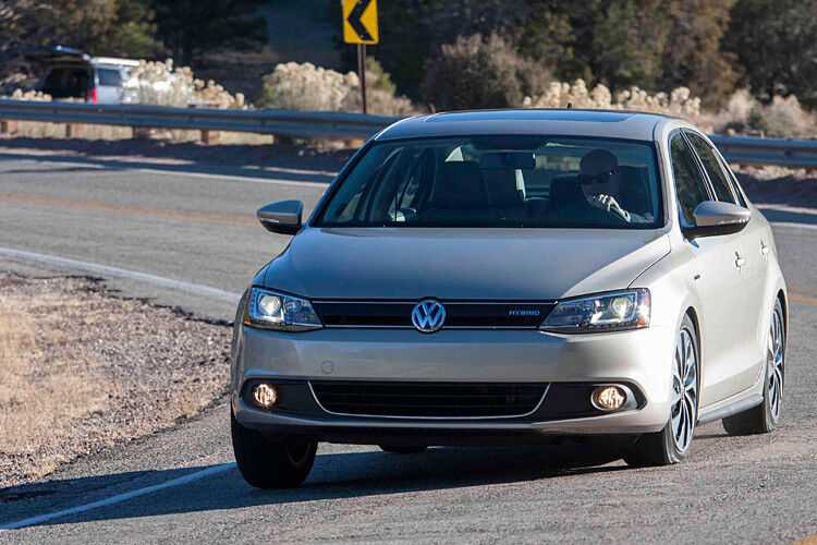 Mit dem Jetta Hybrid greift Volkswagen direkt den Toyota Prius an – wenn auch vorerst nur auf dem US-Markt. Die Fahrleistungen sind absolut konkurrenzfähig. Die Basis ... (Daniel Byrne/Volkswagen)