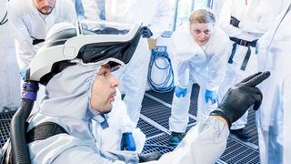 Auf die richtige Verarbeitung kommt es an: Erik Faßbender, Standox-Trainingsleiter, erklärt, worauf beim Applizieren des Standoblue-Basislacks zu achten ist. (Standox)