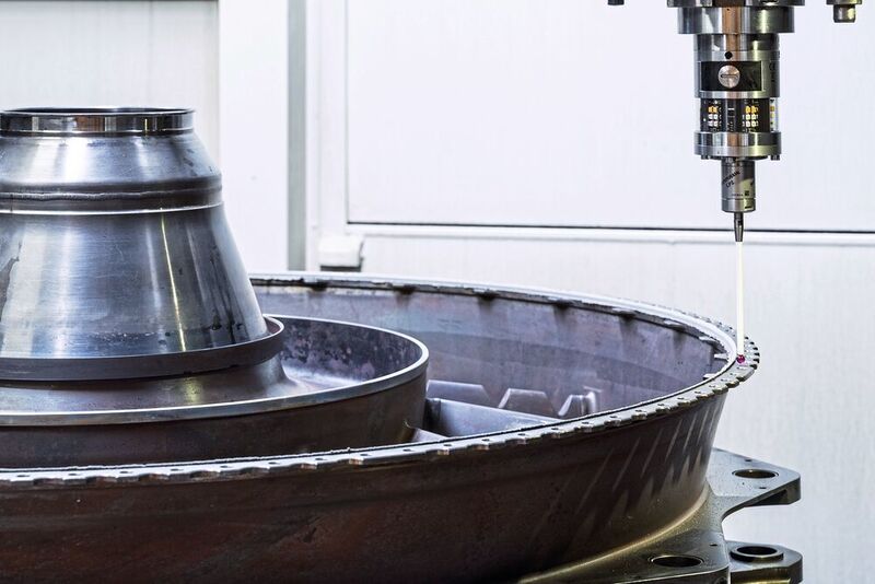 The strictly specified accuracy – to within a few hundredths of a millimetre – necessitates comprehensive measurement procedures during machining. (DMG Mori)