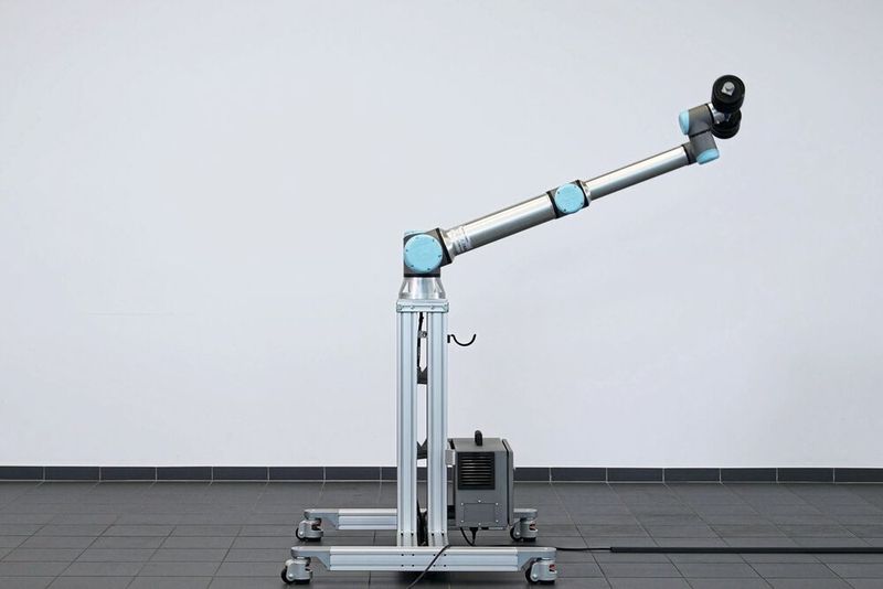 Decisive for a secure stand are not only the installation surface and the center of gravity characteristics of the overall solution, the weight of the robot, the load capacity, the traversing speed and the range. When considering tipping safety, Item looks at the extreme case and checks whether the construction can withstand the forces occurring. (Image:Item)