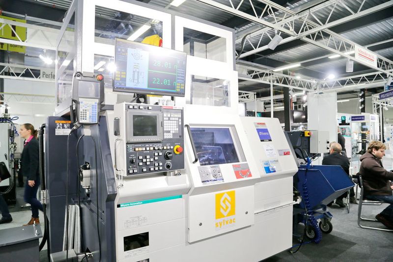 Pallet in Motion am Stand von Newemag: Die Miyano Drehmaschine BNA-42 MSY ist mit dem Fanuc Industrieroboter Miybutler und einem Sylvac Messgerät ausgestattet. (Anne Richter, SMM)